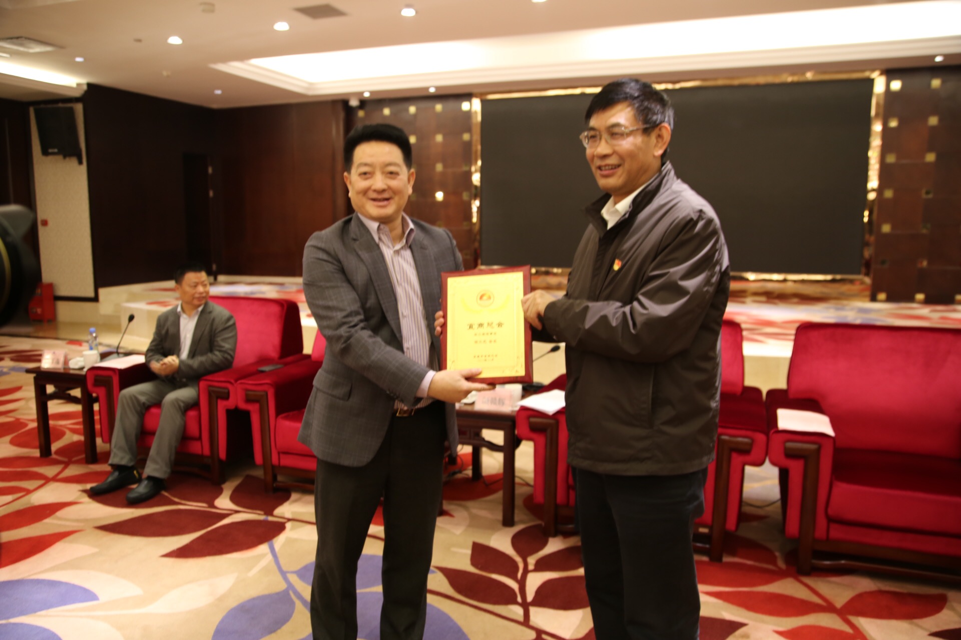 楊文龍董事長(zhǎng)連任宜春市宜商總會(huì)會(huì)長(zhǎng)