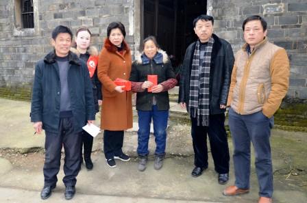 集團(tuán)走訪慰問樟樹困難戶和塘圩村 (1).jpg